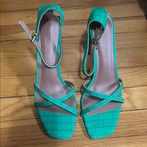 Chic Green Crocodile-Embossed Sandals